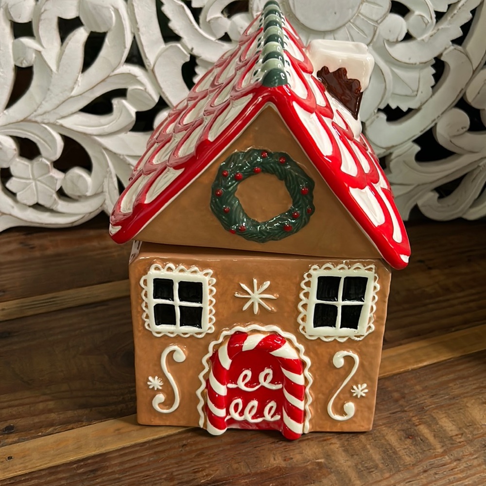Pottery Barn Kids 🫚 Gingerbread house cookie jar BNIB SO CUTE!